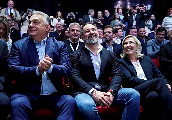 Orban, Abascal y Le Pen, agentes de aduanas, en Madrid