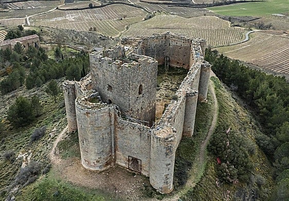 Imagen actual del castillo de Davalillo, en San Asensio, con las obras de recuperacióndetenidas.