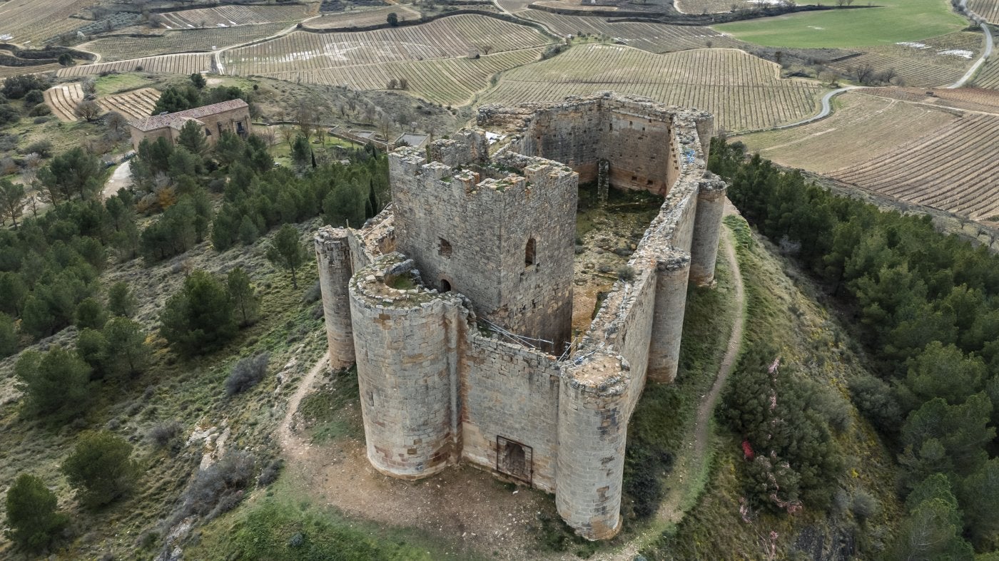 Imagen actual del castillo de Davalillo, en San Asensio, con las obras de recuperacióndetenidas.