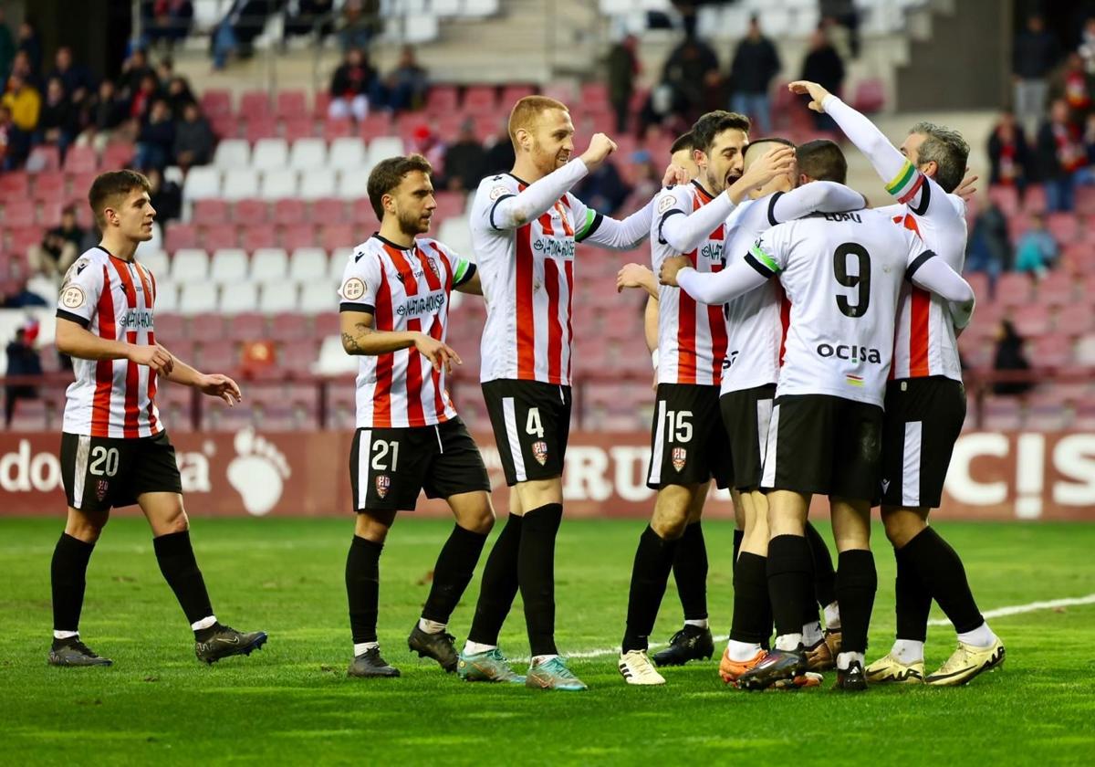 Los jugadores de la UD Logroñés celebran su segundo gol, el de Lupu.