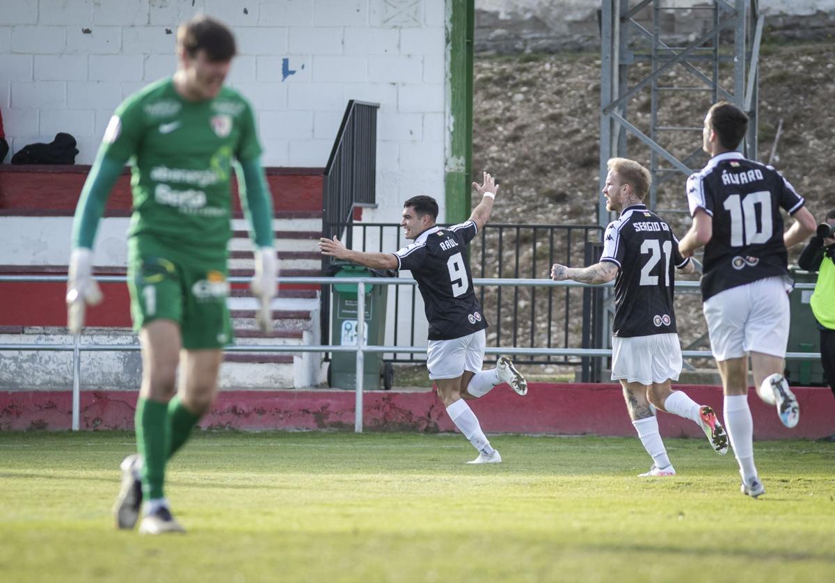 Raúl Rubio celebra su gol.