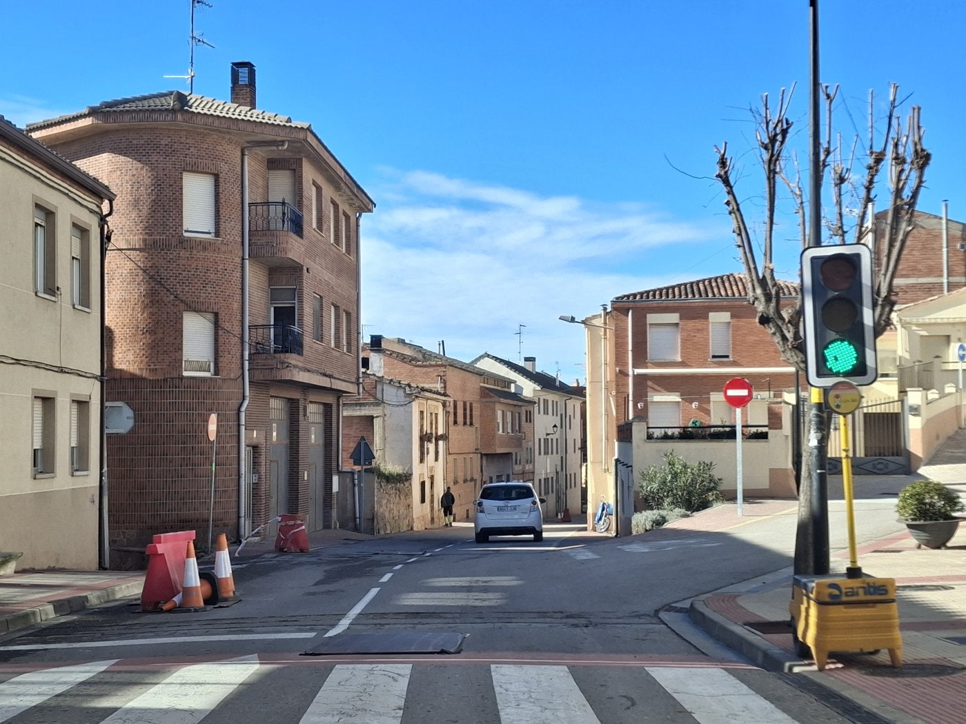 El semáforo de obra que limita el paso del tráfico de forma alterna en la avenida de Cameros.