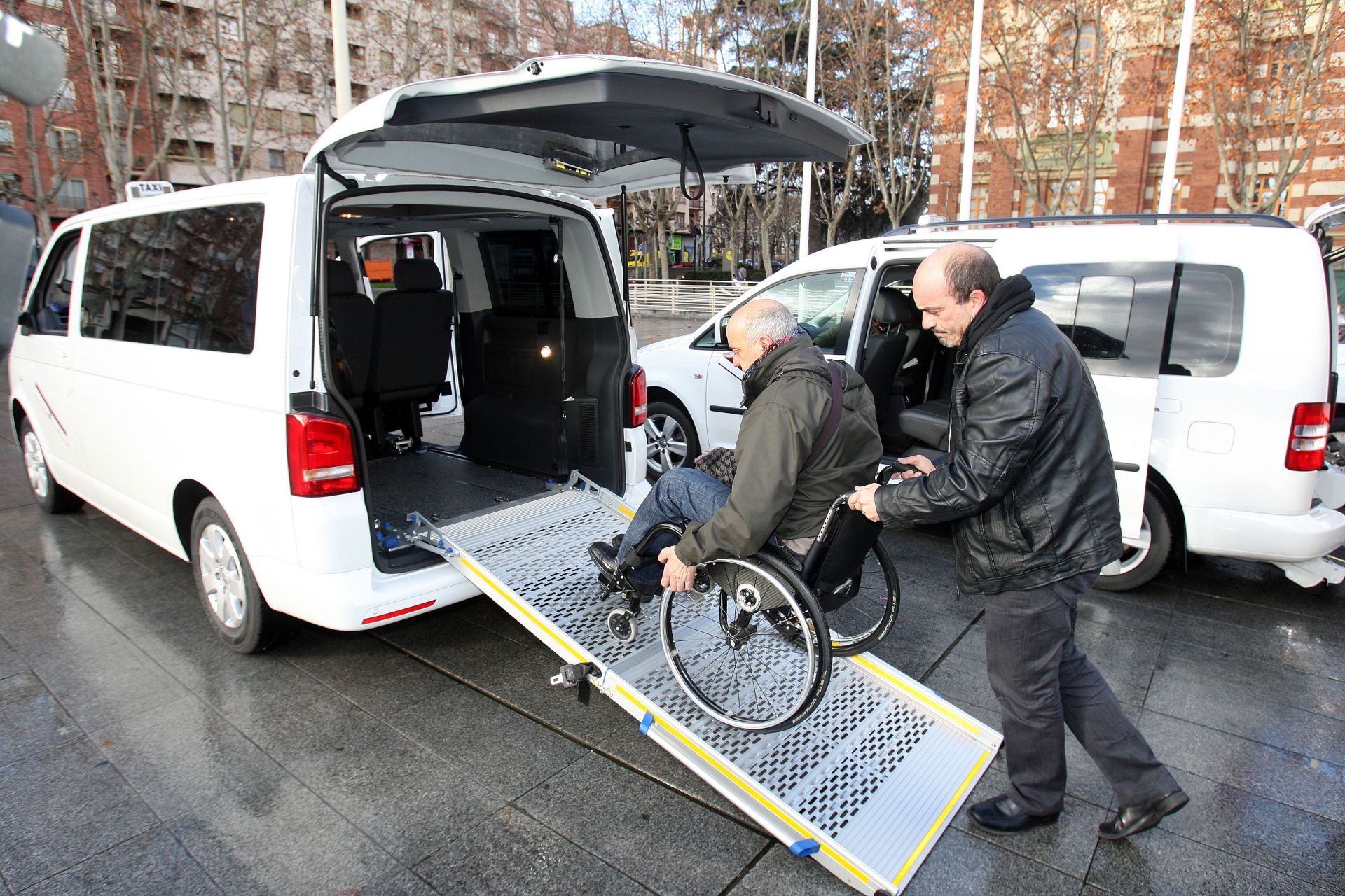 Taxis adaptados, como las licencias que ahora se licitan, en una imagen de archivo de 2013.