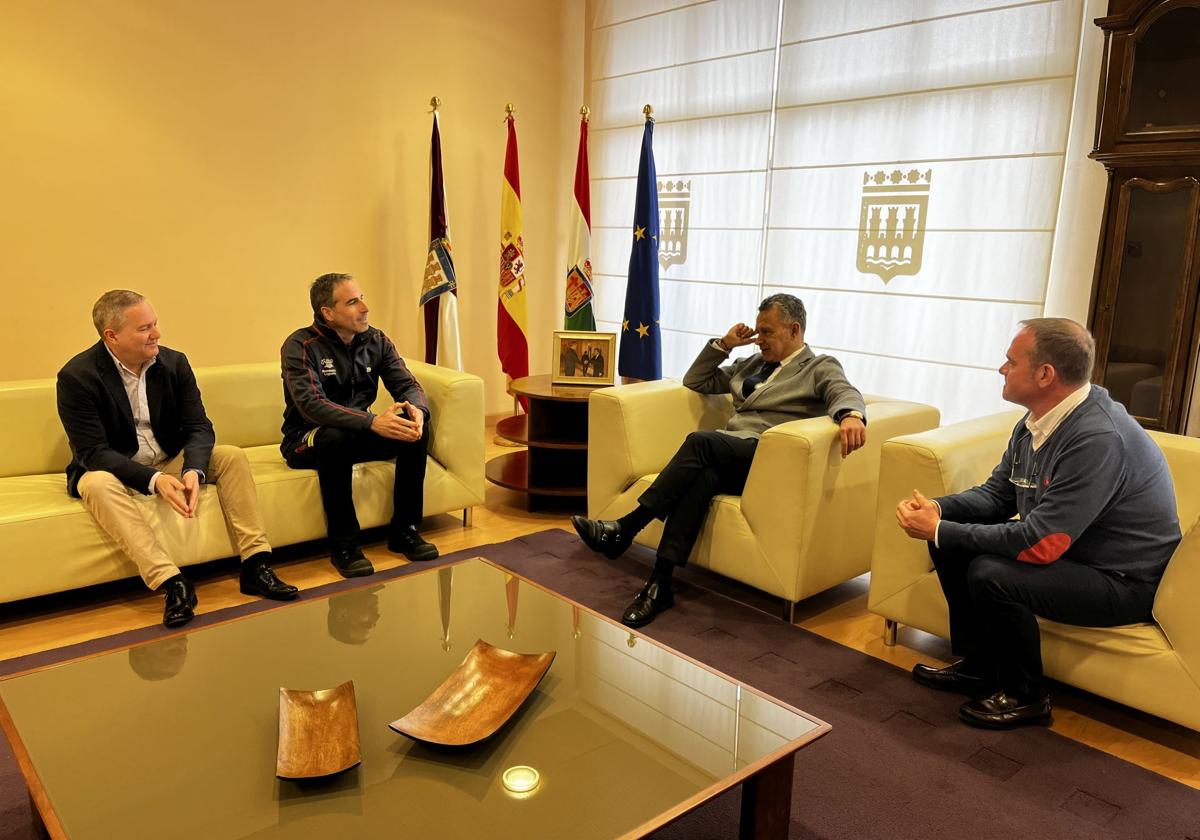 Daniel León Pérez con el alcalde, Conrado Escobar, el concejal de Interior, Francisco Iglesias, y el director general de Interior, Guillermo Revilla