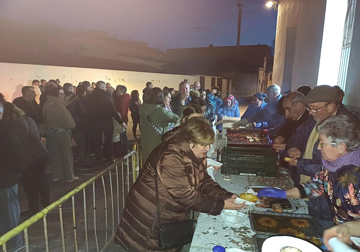 Reparto de tostadas con aceite en el trujal de Cervera, el sábado.