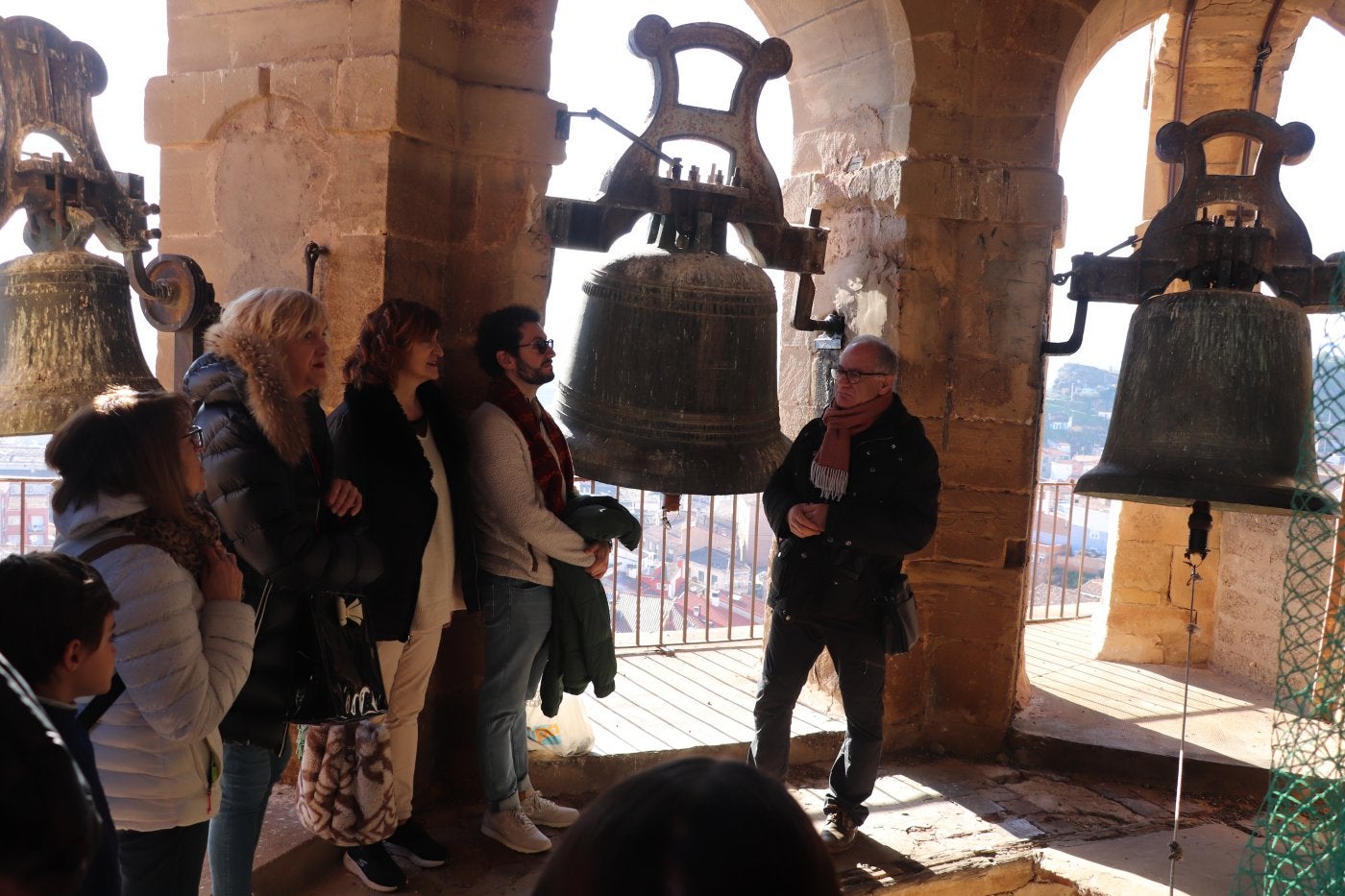 José Ángel Lalinde explica el campanario de San Cosme en una visita.