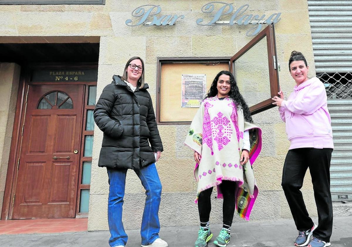 Laura Martín, Alejandra Jaramillo y Ana Baz posan en la puerta del bar Plaza de Murillo de Río Leza que abrirá Amor Sin Barreras.