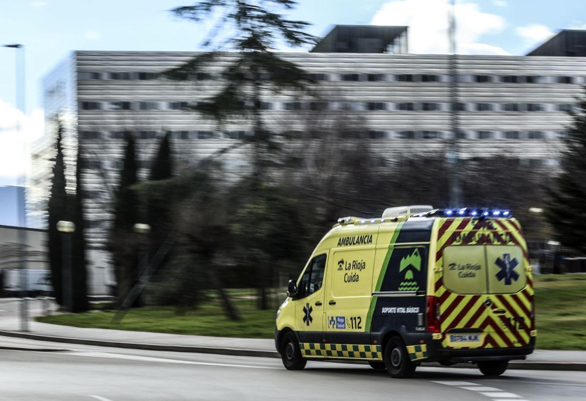 Una ambulancia se dirige al Hospital San Pedro.