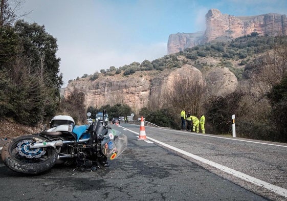 La moto accidentada, sobre el asfalto en el lugar del accidente.