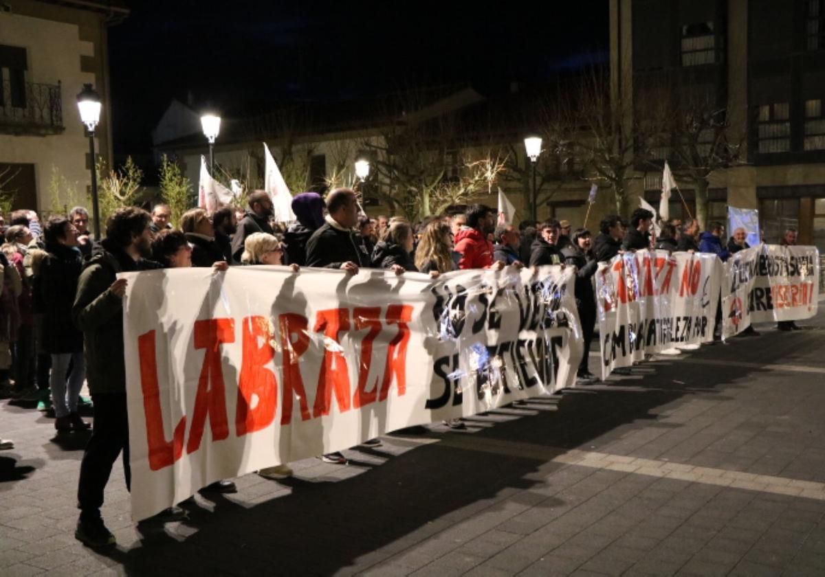 Cerca de cien personas se reunieron antes del pleno de Oyón para mostrar su rechazo por la aprobación del parque eólico de Labraza .