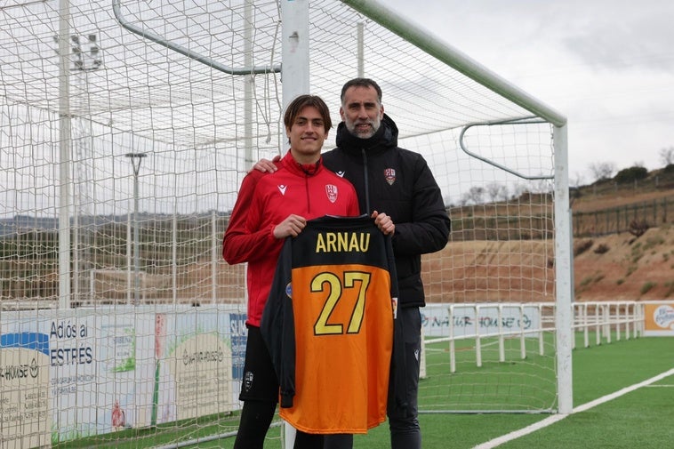 Pol Arnau sujeta la camiseta que le ha regalado Miguel Martínez de Corta.