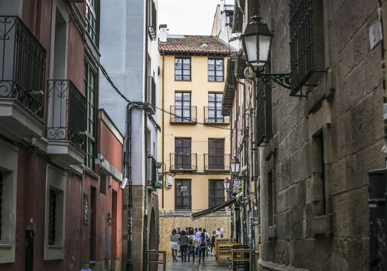 Calle Albornoz, donde se ubican cuatro de las viviendas municipales puestas a la venta.