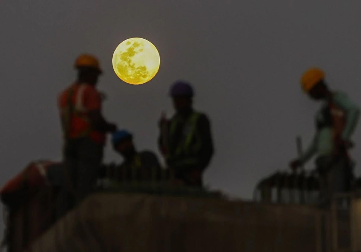 La luna de nieve se deja ver en La Rioja este míércoles 12 de febrero