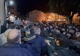 Los concejales saliendo del ayuntamiento escoltados por los antidisturbios entre gritos y abauchoes de los najerinos.