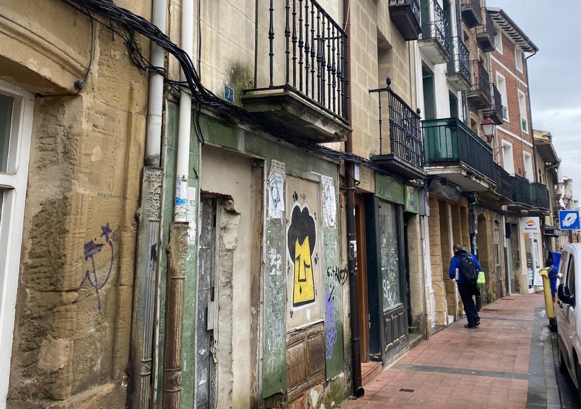 Edificio de la céntrica calle Ventilla, frente a las obras del futuro segundo cinco estrellas de La Rioja.