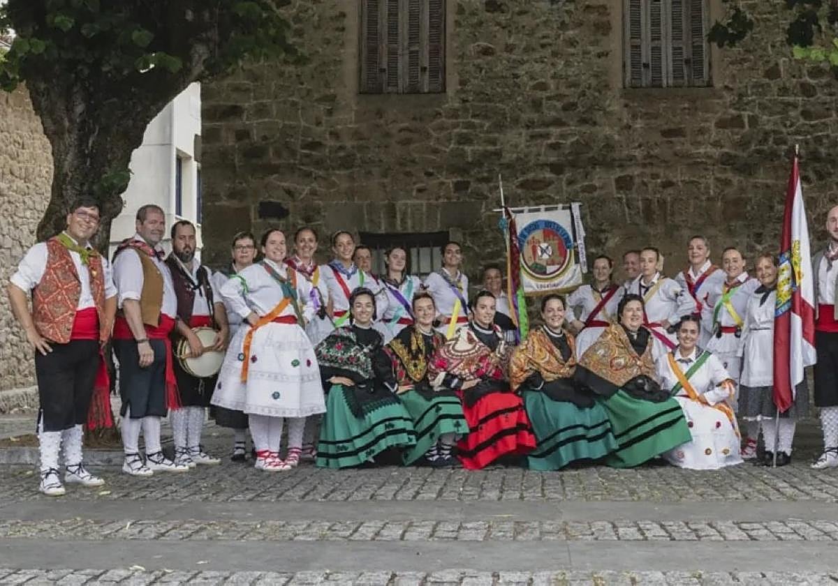 Grupo de danzas Aires de La Rioja.