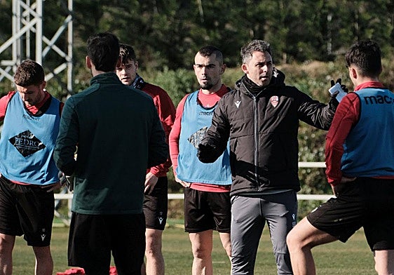 Sergio Rodríguez da instrucciones a sus jugadores en un entrenamiento en la ciudad deportiva.