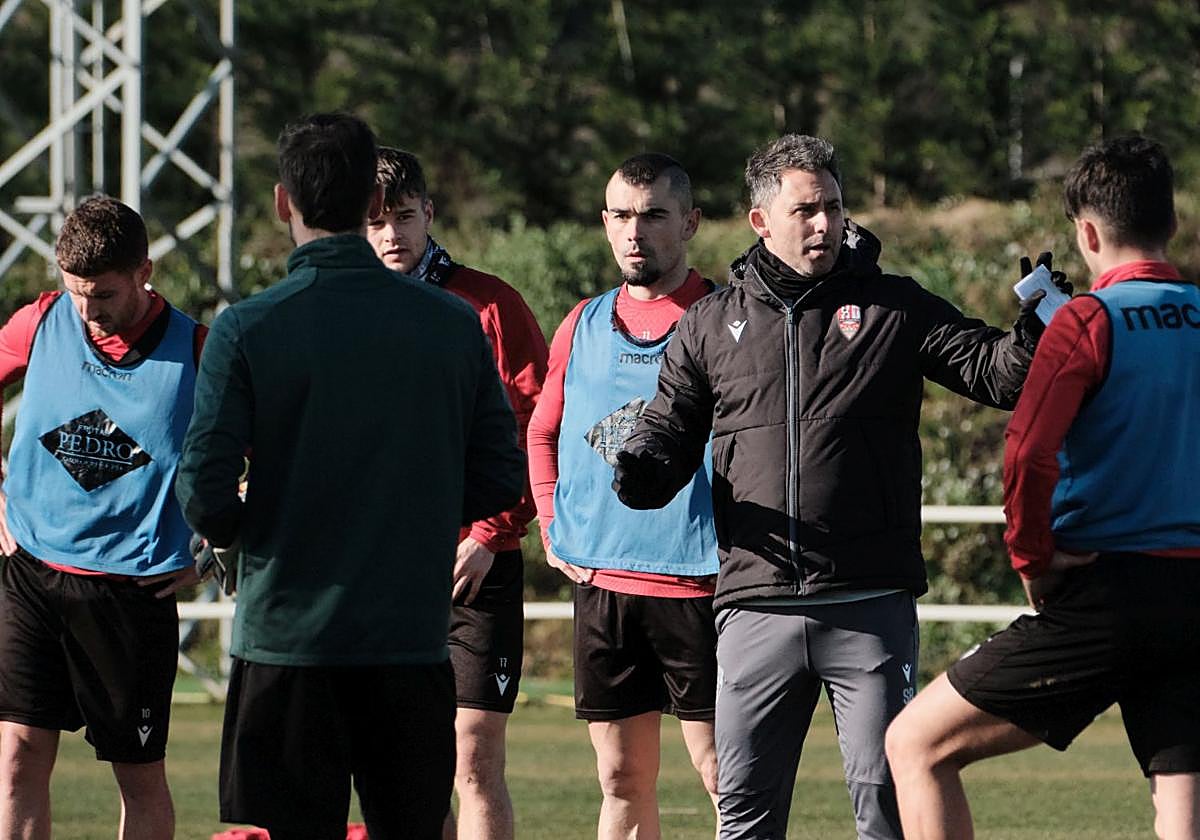 Sergio Rodríguez da instrucciones a sus jugadores en un entrenamiento en la ciudad deportiva.