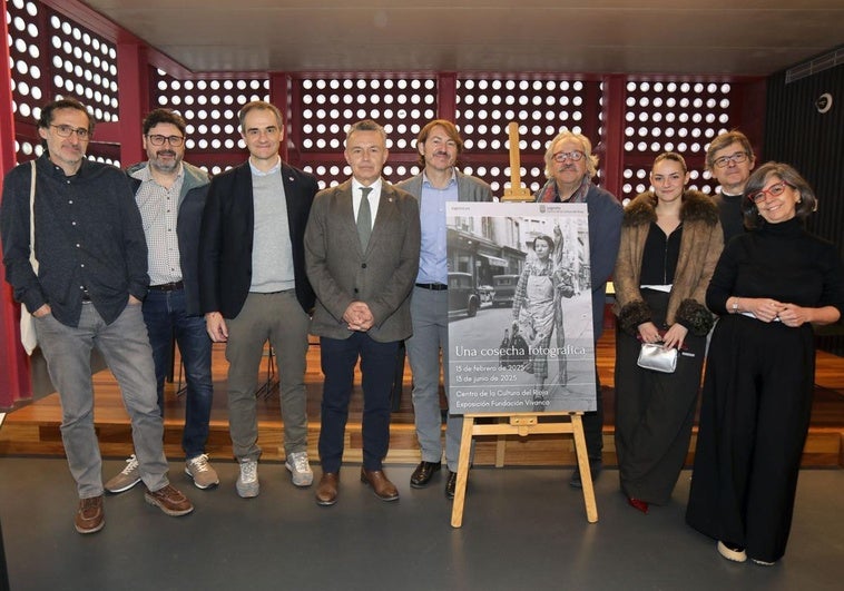 Organizadores y promotores de la exposición 'Una cosecha fotográfica', inaugurada en el Centro de la Cultura del Rioja.