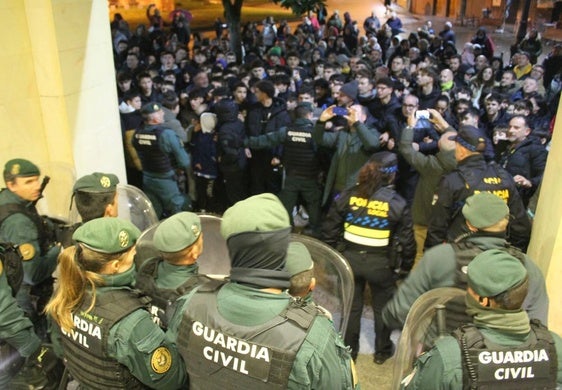 La Guardia Civil tuvo que usar equipos antidisturbios para permitir la salida de los concejales de la oposición, ante la presión ciudadana.