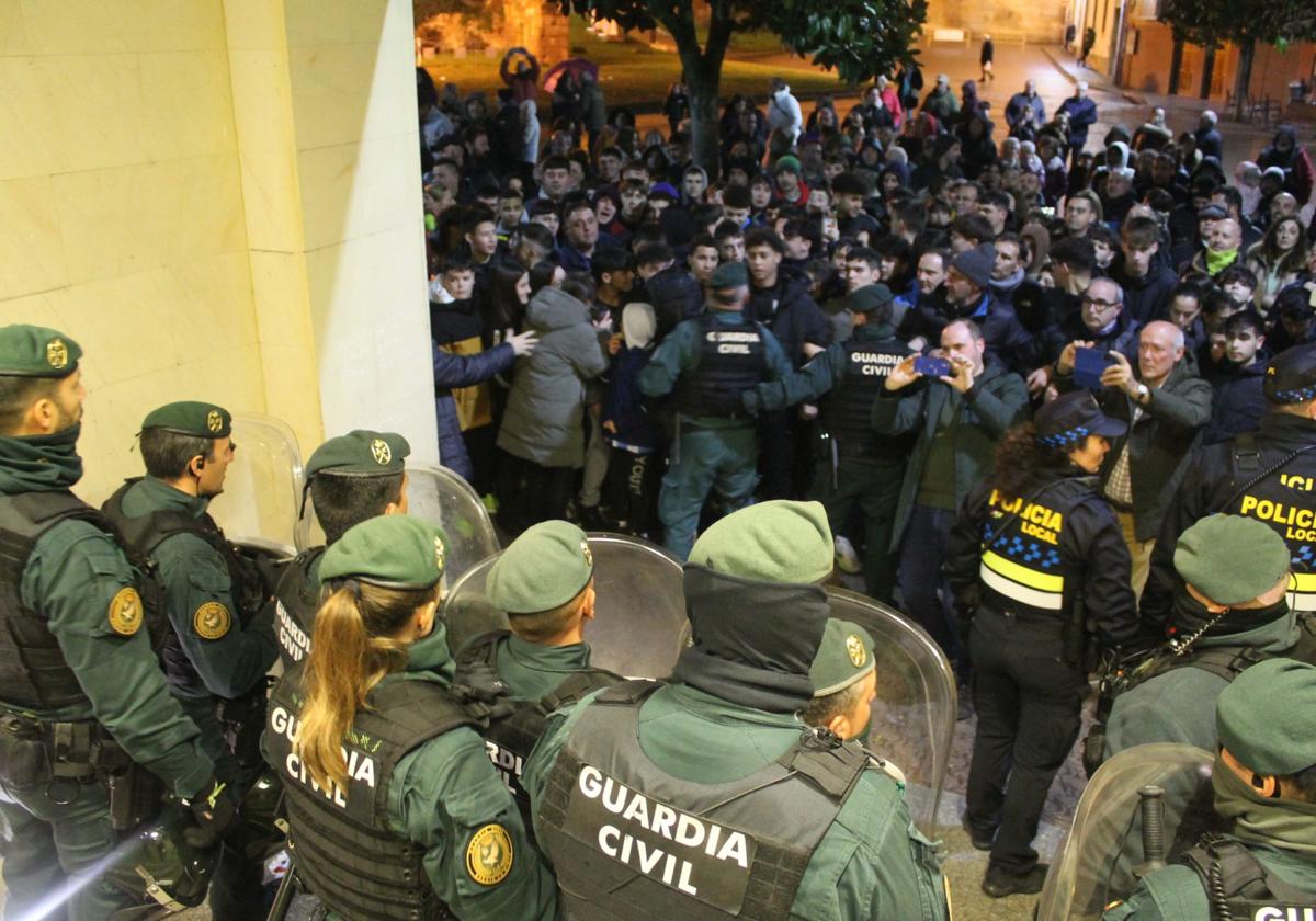 La Guardia Civil tuvo que usar equipos antidisturbios para permitir la salida de los concejales de la oposición, ante la presión ciudadana.