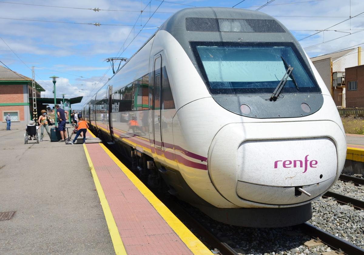 Un Alvia de Renfe a su paso por La Rioja.