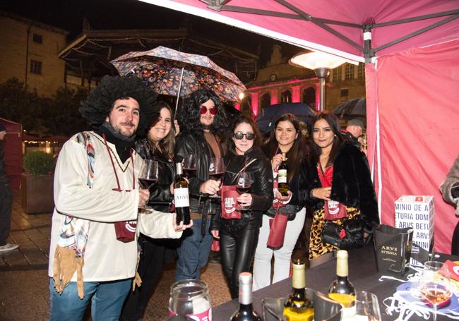 Un grupo de jóvenes disfrutaba del Carnaval del Vino en la plaza el año pasado, a pesar de la lluvia.