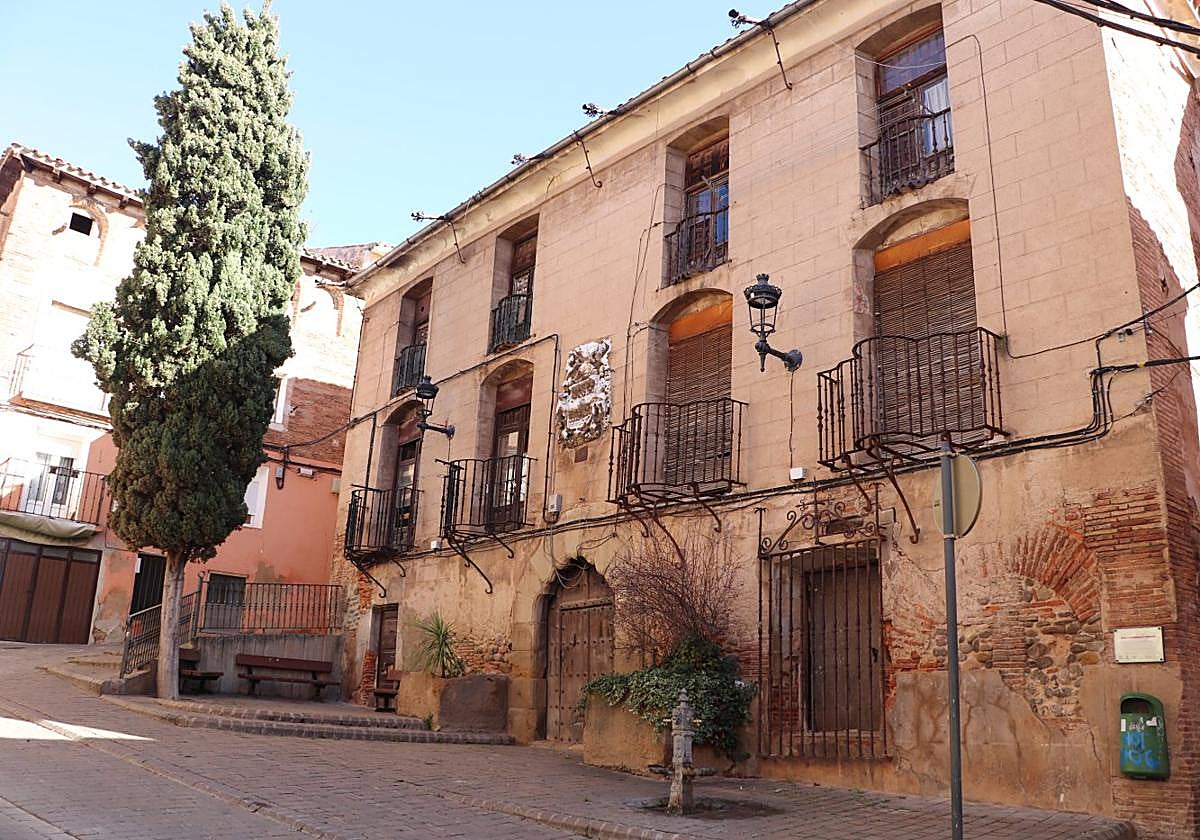 La casa de los Antillones se ubica en el corazón de la calle Mayor, en pleno casco antiguo de la ciudad del calzado.