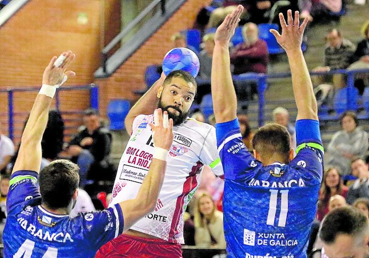 Thiago Ponciano prepara el brazo para lanzar ante Cangas.