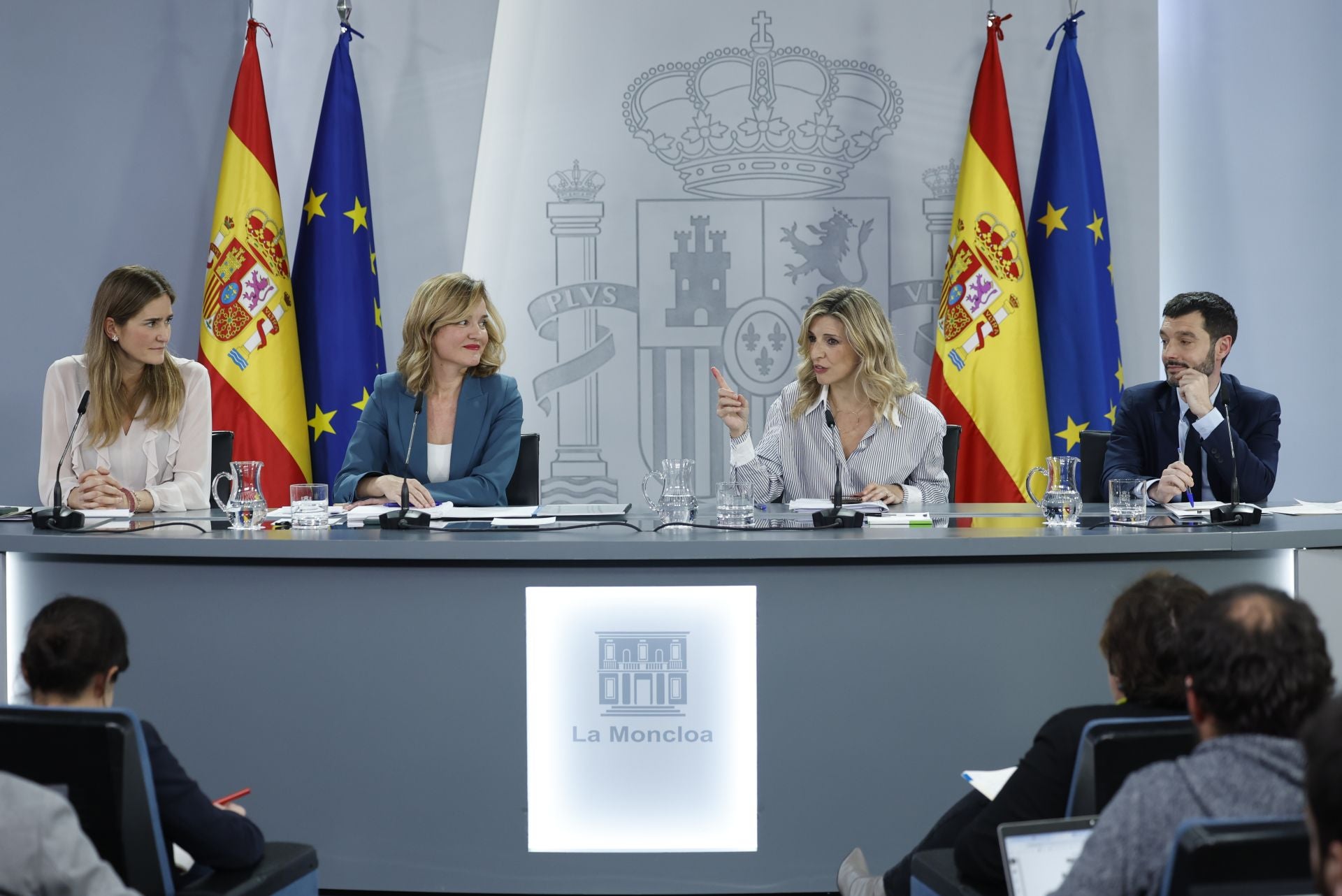 La vicepresidenta Yolanda Díaz gesticula bajo la mirada de la ministra portavoz, Pilar Alegría, durante el cruce de pareceres que mantuvieron en la comparecencia posterior al Consejo.