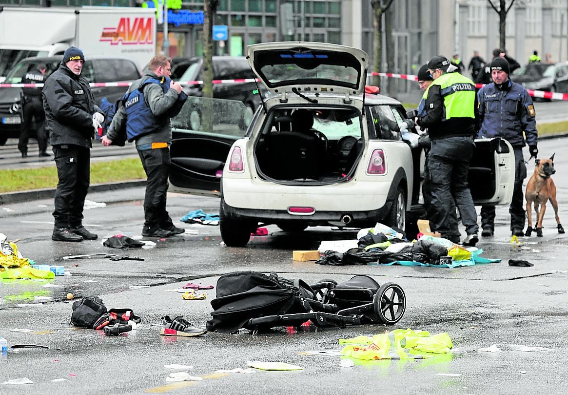 La Policía analiza el coche usado para cometer un atropello múltiple en el centro de Múnich. 