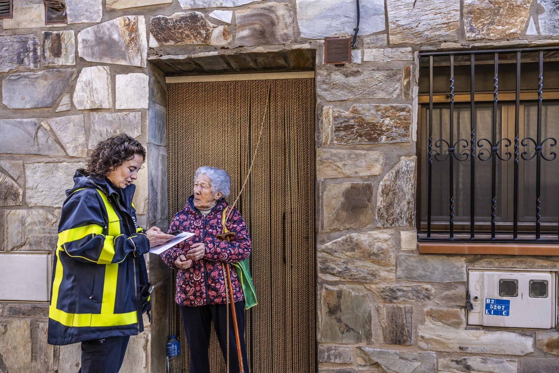 La cartera Alicia Sainz entrega una carta certificada a Felipa, de 83 años, en Cornago.