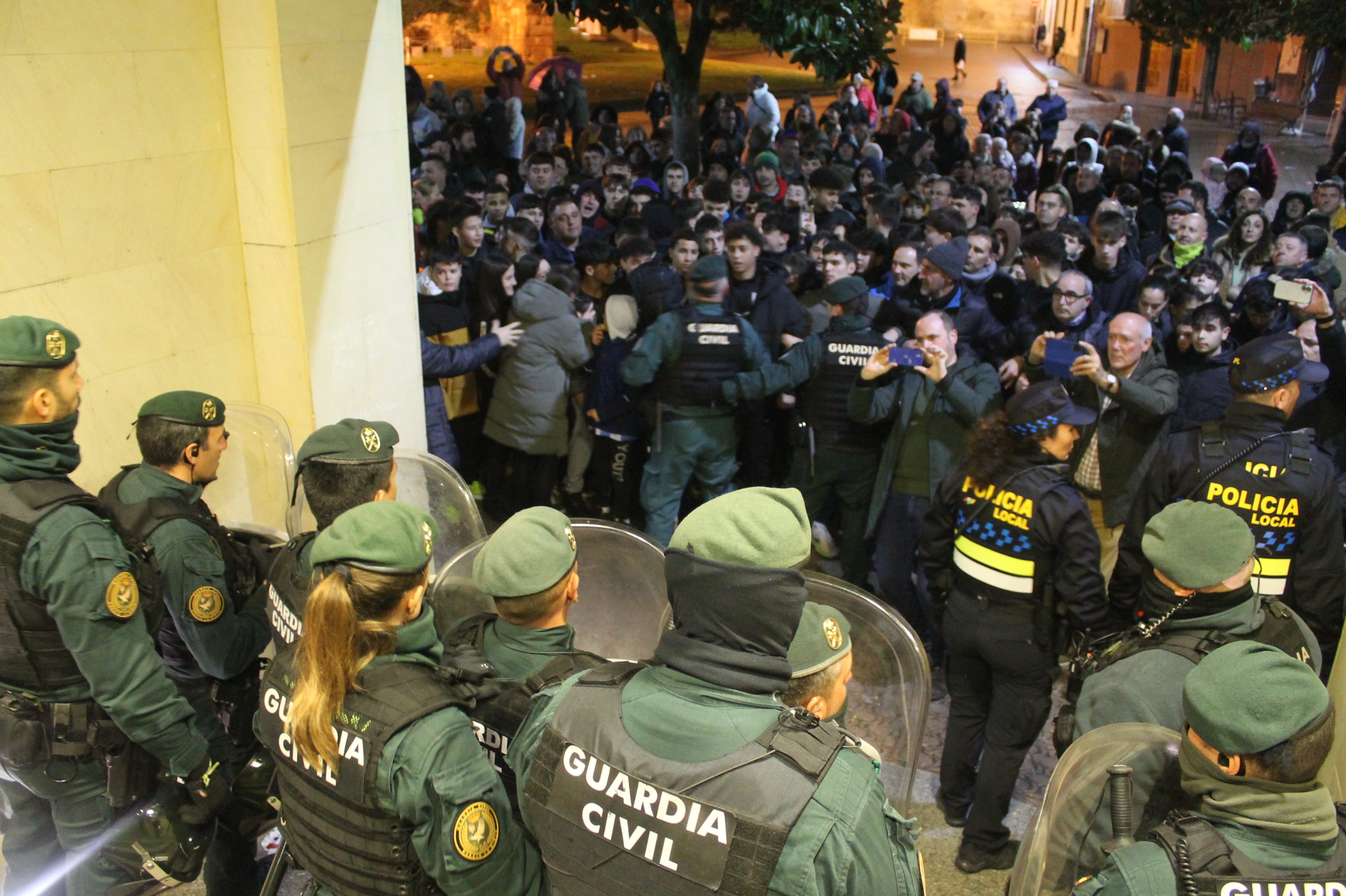 La Guardia Civil tuvo que usar equipos antidisturbios para permitir la salida de los concejales de la oposición, ante la presión ciudadana.
