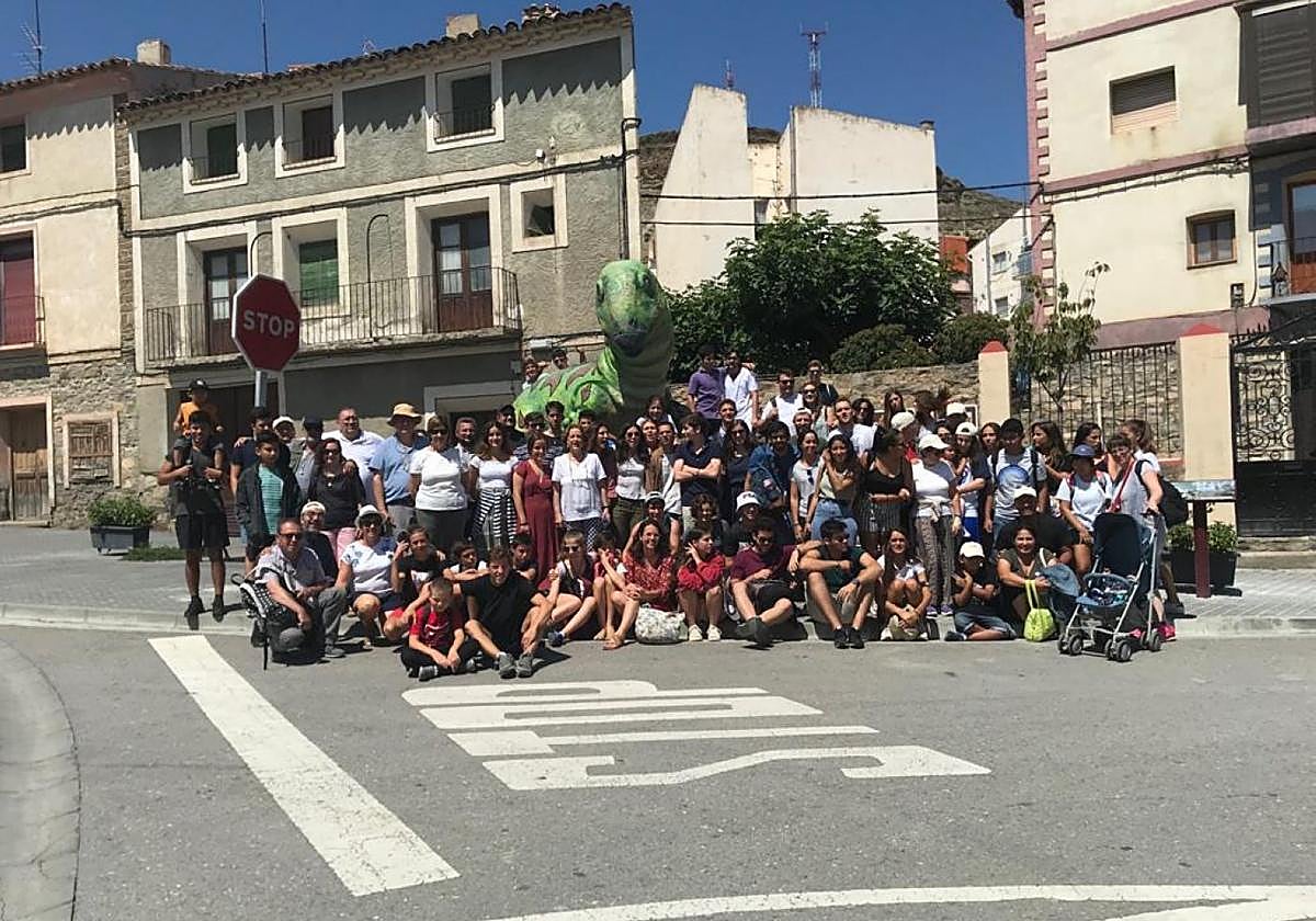 Grupo de visita junto al Iguanodón en la travesía del Igea.