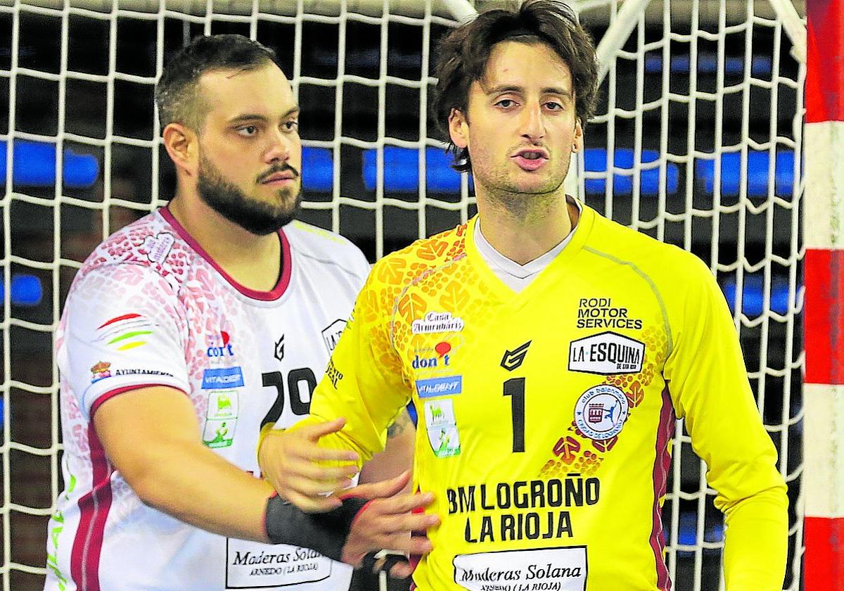Xoan Ledo recibe el saludo de Javi García en un partido del Ciudad de Logroño.
