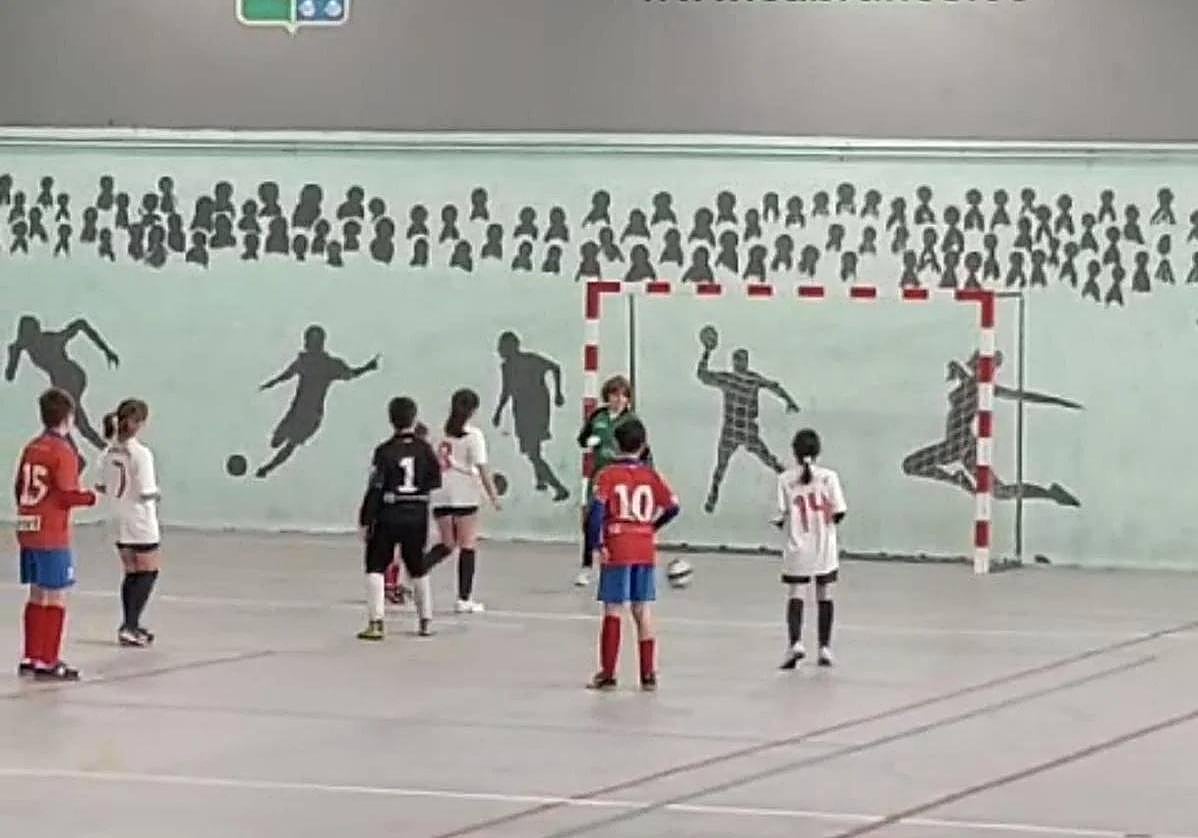 «Marimacho» y «esa tiene pirula»: los insultos a niñas de diez y once años en el fútbol sala asturiano