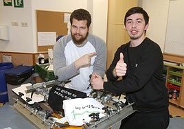 Samuel y Álvaro serigrafían camisetas en el taller del Centro Ocupacional ARPA Autismo Rioja