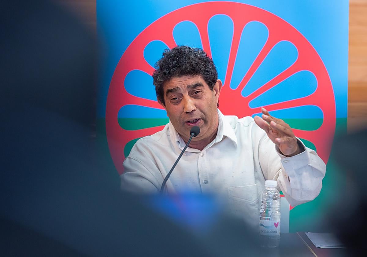 Imagen principal - Enrique Jiménez Gabarri, en una rueda de prensa, en el Parlamento de La Rioja y en el auditorio del Ayuntamiento de Logroño.