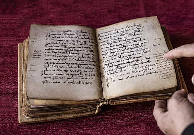El facsímil con las Glosas que se guarda en San Millán.