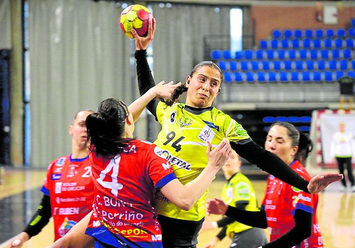 Loscos busca el lanzamiento ante el Porriño en la primera vuelta.