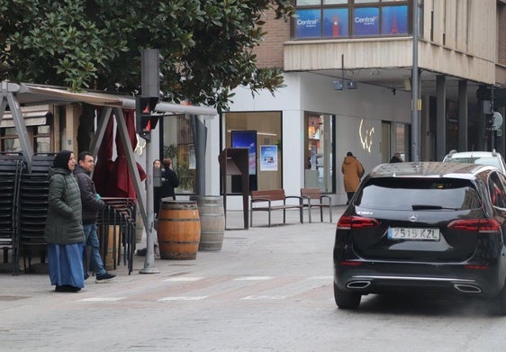 El Ayuntamiento estudia acometer en los próximos meses mejoras en paseo Constitución para rebajar barreras arquitectónicas.