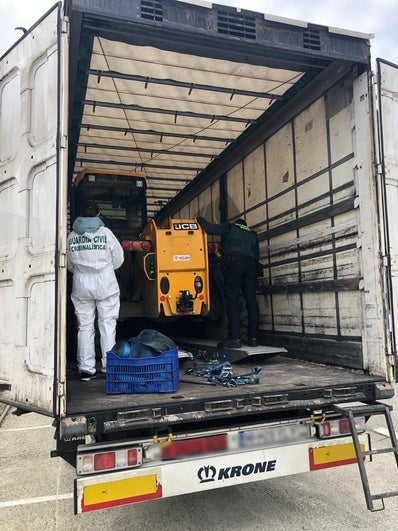 Agentes de la Guardia Civil inspeccionan el camión con la maquinaria sustraída.