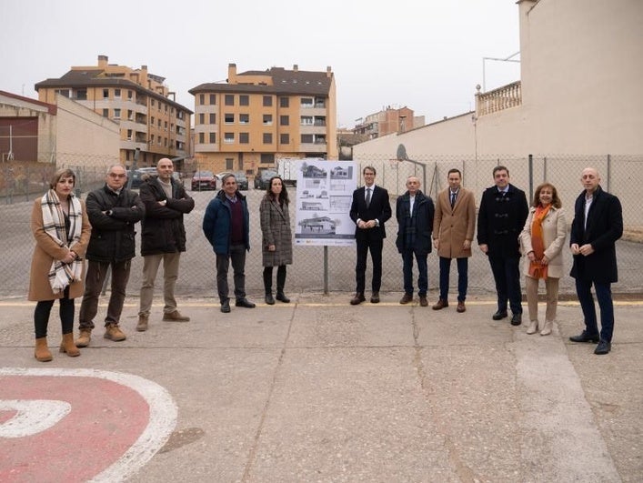 Autoridades autonómicas y locales posan en el terreno en el que se ha proyectado la escuela infantil de Entrena.