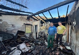 Los hermanos Jon y Beñat Urkiola contemplan la zona más dañada por el fuego, donde se hallaba la cámara frigorífica con un millar de quesos.