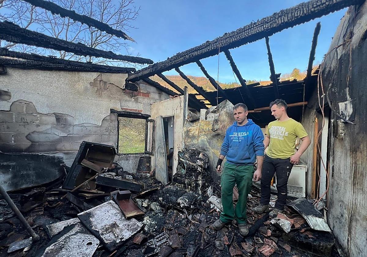 Los hermanos Jon y Beñat Urkiola contemplan la zona más dañada por el fuego, donde se hallaba la cámara frigorífica con un millar de quesos.