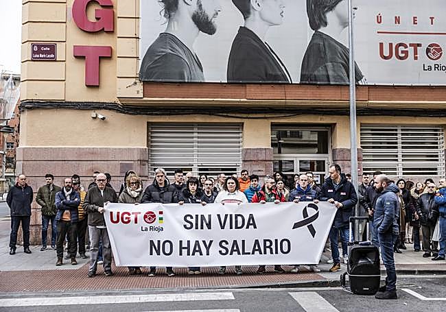 Concentración frente a la sede de UGTLa Rioja tras la pancarta 'Sin vida no hay salario'.