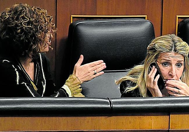 María Jesús Montero debate con Félix Bolaños mientras Yolanda Díaz habla por teléfono.