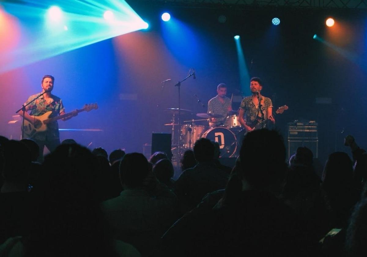 El 22 de marzo actúa en la sala Entreviñas de Aldeanueva el grupo Cientocero, un tributo a Supersubmarina