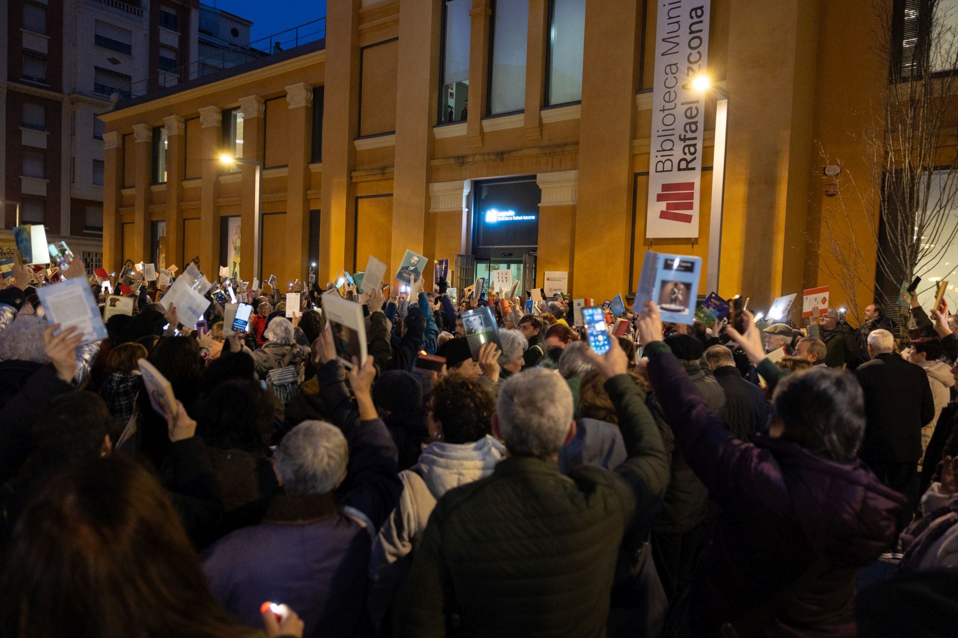 Concentración contra los recortes en la Biblioteca Rafael Azcona