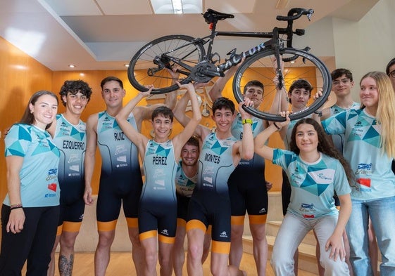 El equipo masculino y femenino de Tritones Rioja posan en las instalaciones de Dulces El Avión, donde ayer se celebró la presentación.